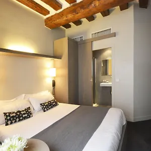 Des Princes 2*, Paris França